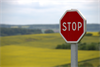 Bild mit einem Stop-Schild im Vordergrund