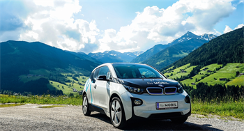 BMW E-Auto vor einer Berglandschaft